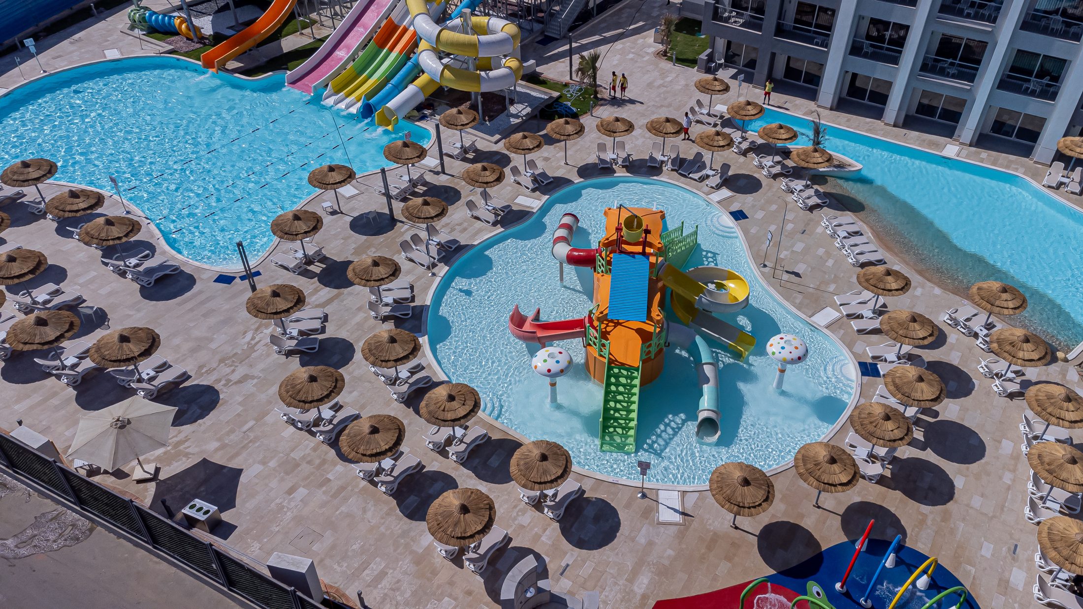 Kids splash pool and water play structure